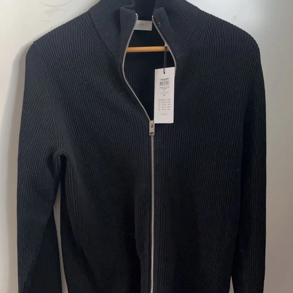 Helt ny svart zip tröja helt oandvänd ny pris 600. Tröjor & Koftor.