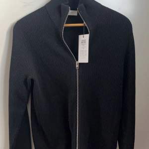 Helt ny svart zip tröja helt oandvänd ny pris 600