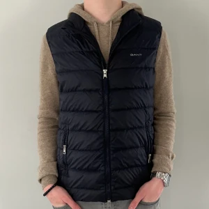 Gant väst - Säljer nu min riktigt feta Gant väst! Skick 10/10 och storlek S. Köpt för 2300 kr i butik. Som referens är jag 172 och väger 62kg. Tveka inte på o höra av er!🙌🏼🔥