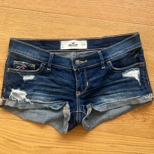 Jeans shorts lågmidjade - Jätte snygga lågmidjade jeansshorts från Hollister. Aldrig använda i bra skick. Kan gå ner i pris så skriv ett prisförslag isåfall! 