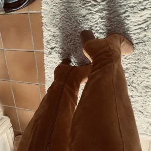 Höga mocka boots  - Säljer dessa supersnygga bruna mocka boots som går lite under knät, aldrig kommit till användning🤎