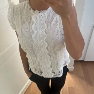 Spets blus  - En vit spets blus från simplee i storlek xs. Den är i nyskick då den bara är använd en gång. 💗