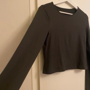 Mörkgrå långärmad - Tröja som inte kommit till någonting användning, kom gärna med prisförslag!🩶🩶