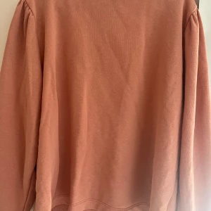 Rosa tjocktröja - En gosig rosa tjocktröja i storlek L, men passar som oversized för M🥰 passar perfekt för en chill utevistelse eller som pyjamas✨