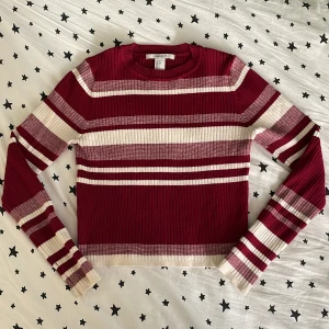 Randig tröja  - Långärmad randig tröja. Den är ganska tajt och kortare vid magen för mig. Skriv om du har några frågor eller vill ha mer bilder <3