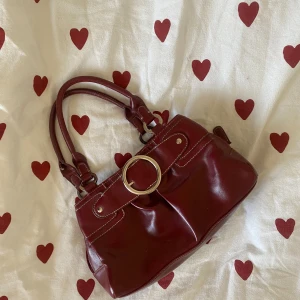 Röd handväska  - Supersnygg väska som tyvärr inte kommer till användning ❤️