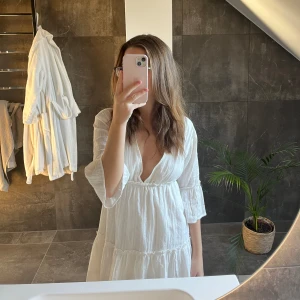 Sommarklänning  - Vit fin klänning som bara använts en gång🌺🌴stl xs men passar s