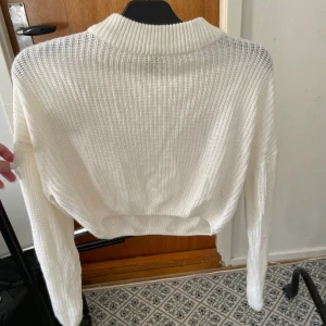 Stickad tröja - Från H&M knappt använd, jätte fin, lite croppad