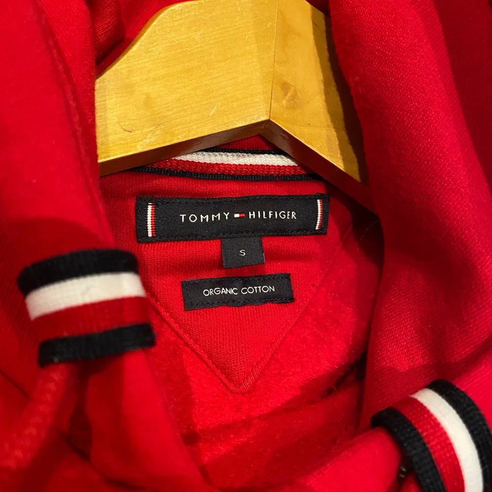Röd herr hoodie från Tommy Hilfiger i fint skick i storlek S. . Hoodies.