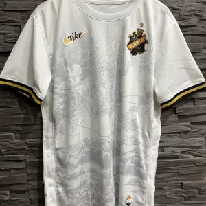Denna unika AIK T-shirts finns endast 100 stycken av som delades ut i förgående säsong för alla årsmedlemmar/supporters. Storlek S,M, L,XL finns att köpa