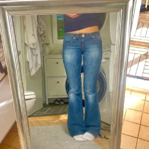 Supersnygga lågmidjade Mavi jeans med fina detaljer på bakfickorna💗 Inte mina bilder. Köpta här på Plick, men säljer vidare för det inte passar mig i storleken. Skriv vid frågor eller för fler bilder🥰