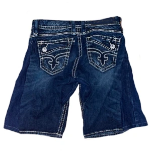 Rock revival jorts - Jätte coola rock revival jorts med svin snygga fickor, inte använda o är i bra skick. midjemått: 76cm, benlängd: 47cm