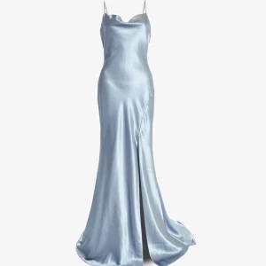 Balklänning satin - Säljer denna balklänning som aldrig blev använd, storlek 36/38. Den är köpt från zalando.