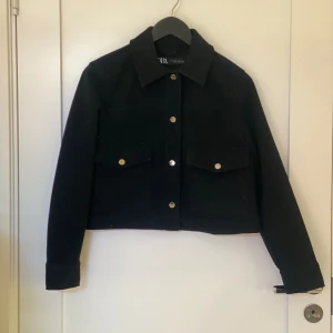 Svart kappa  - Superfin kappa från zara i storlek xs. Perfekt nu på våren! Inga defekter endast andvänd fåtal gånger. Skriv för fler bilder 💕