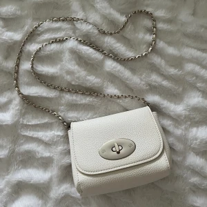 Gullig handväska  - Gullig lite handväska perfekt om man ska ut och bara behöver ha några småsaker med sig. Fint skick, skriv gärna vid frågor eller funderingar🤍🤍