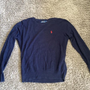 Ralph lauren tröja - En snygg blå Ralph Lauren tröja. Säljer för den är för stor. Skick 9/10