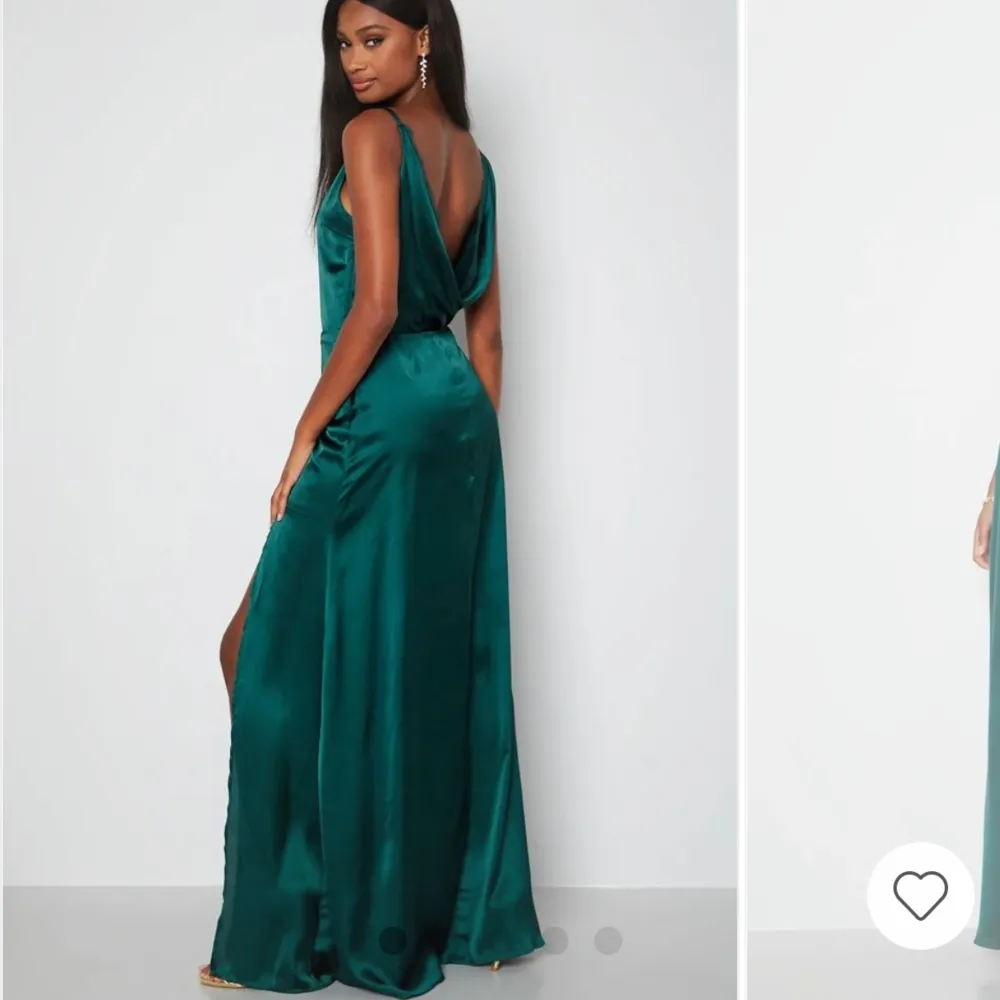 Köpt för 1100 men säljer för 700.Helt ny och oanvänd med prislapp kvar  Pris går att diskutera ,  Grön Balklänning med slits och öppen rygg  . Klänningar.