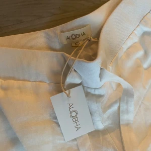 Alobha label linnebyxor - Säljer mina nya alobha label linnebyxor som jag inte har använt. I storlek xs🤍skulle tänka mig och byta mot till storlek S som är nya🤍