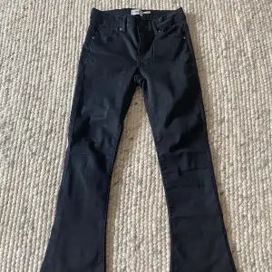 Svarta flare jeans från lager 157. Använda 2-3 gånger. Bra skick, inga defekter.💕Köparen står för frakten.