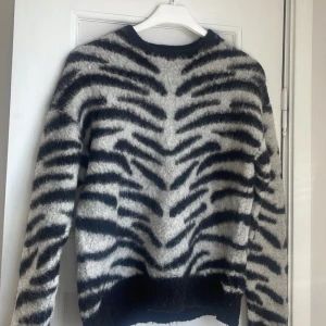 Stickad tröja💕 - En zebra stickad tröja från Nakd💕 Nypris:399kr