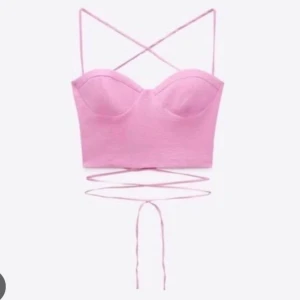Zara korsett topp - Rosa korsettop från Zara med snörning i ryggen! Superfin och endast använd 1 gång, därför är skicket väldigt bra! Perfekt till sommar och våren. 🎀 
