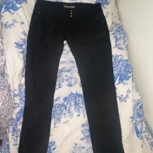Lågmidjade jeans - Säljer nu mina helt otroligt snygga jeans, bara testad. Har diamanter på knapparna och är lågmidjade straight jeans i storlek 42 men är liten i storlek. Från märket dolce & rosa💕✨