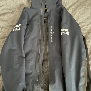 Sail racing jacka - Fräch sail racing jacka i mörkblå färg. Skick 8/10 användt ca 4 månader. Tveka inte på att höra av er vid frågor :)