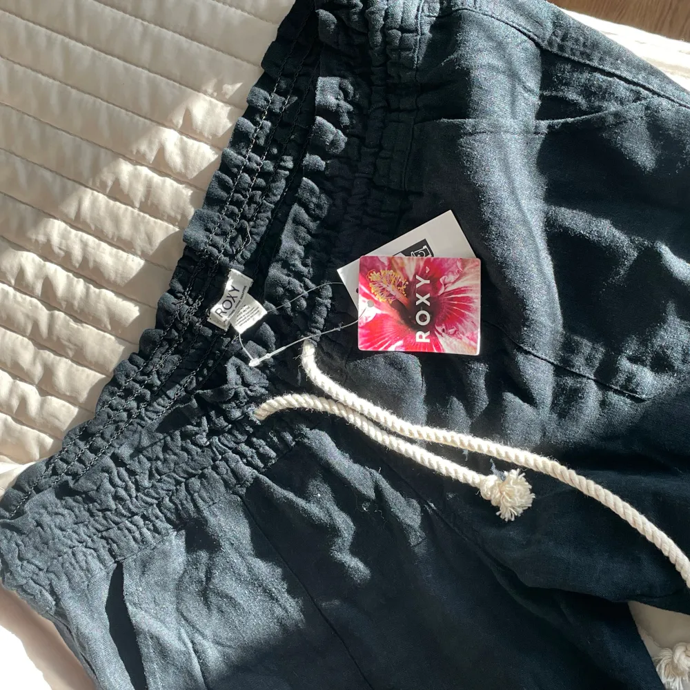 Helt nya oanvända roxy byxor i storlek M med lapp på!🖤Köptes för längesen och glömde att lämna tillbaka de! . Jeans & Byxor.