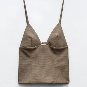 Unik topp - Säljer denna topp från zara i detta snygga rutiga mönster. I toppenskick och passar perfekt till festtillfällen 💕🥂(finns ej att få tag på längre)