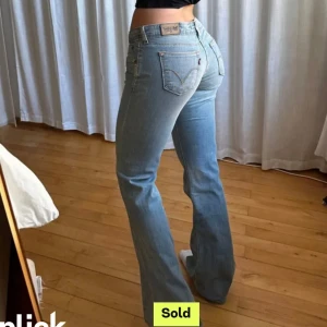 Ljusblå Lågmidjade Levis jeans  - Jätte snygga Levis Jeans som är tyvärr lite förstora för mig! Midjemåttet: 38cm från sida till sida och innerbenslängden: 84 cm. Skriv om mer info 💕