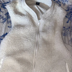 Väst - En beige/vit teddy väst perfekt till våren eller hösten. Märket soc så den är i bra kvalitet, storlek s. Jättemysig och använd bara en gång, frakt ingår i priset💕✨