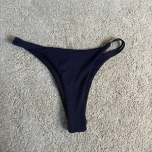 Marinblå bikiniunderdel  - säljer en superfin bikiniunderdel. helt oanvänd 💗 storlek S