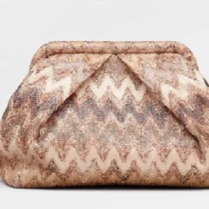 Beck södergaard väska - Säljer denna superfina clutchväskan. Lägger upp igen pga av inget köp. Använd 1 gång, och är i nyskick. Väldigt populär, nypris är 670kr❤️ Skriv något innan ni köper så det inte blir missförstånd❤️