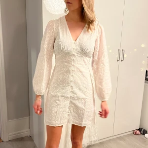 Student kläning från Bubbleroom - Säljer denna endaste testade superfina klänningen - perfekt till tex student. Alla lappar är kvar. Ej genomskinlig alls!💕