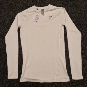 Gymshark topp - Helt ny träningströja från Gymshark i storlek XS med prislappen kvar. Säljer pga fel storlek.   180 kr, kan hämtas i Kalmar eller skickas mot fraktkostnad.