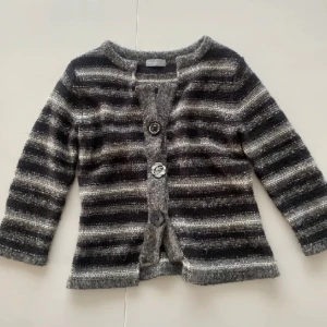 Trekvartsärm Kofta - Jätte söt och unik kofta som jag älskar men tyvärr inte får någon användning av längre. Köptes på plick men är i nyskick.