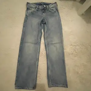 Jätte fina jeans från Weekday. Använda fåtal gånger och säljer pågrund av fel storlek men i fint skick och är i Weekday modellen ”Arrow” + lowwaist! (Obs se bild 4 för en liten fläck på baksida ben, går bort i tvätt?) Köpta för: 590kr 💗💗