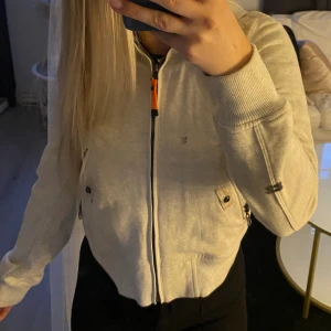 Parajumper kofta  - En äkta parajumper, använd en gång och är i ett bra skick🤍den svarta fläcken på första bilden är från spegeln. Skicka för fler bilder ❣️