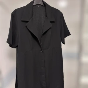 Svart blus - Jättefin blus från Vero Moda i storlek L. Den är kortärmad och har två slits på båda sidorna som du ser på bilderna! Helt oanvänd 