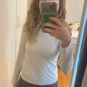 Vit långärmad tröja  - Vit långärmad från Kappahl men tyvärr för liten för mig. Storlek 146/152❤️ en liten fläck på armen men inte märkbart 🥰 skriv för frågor 