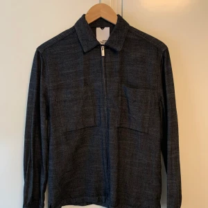 Överskjorta  - Mycket fint skick och väldigt sparsamt använd