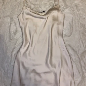 Satin klänning  - Vit kort satin klänning från stradivarius. 
