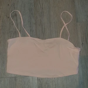 Ljusrosa spaghettiärmad crop-top - Extremt bra skick. Gjord av bomull och funkar perfekt till sommaren!