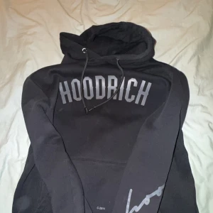 Hoodrich Hoodie - Använd ett par gånger. Bra skick. Säljer för att den är för stor. Ord pris 850 kr