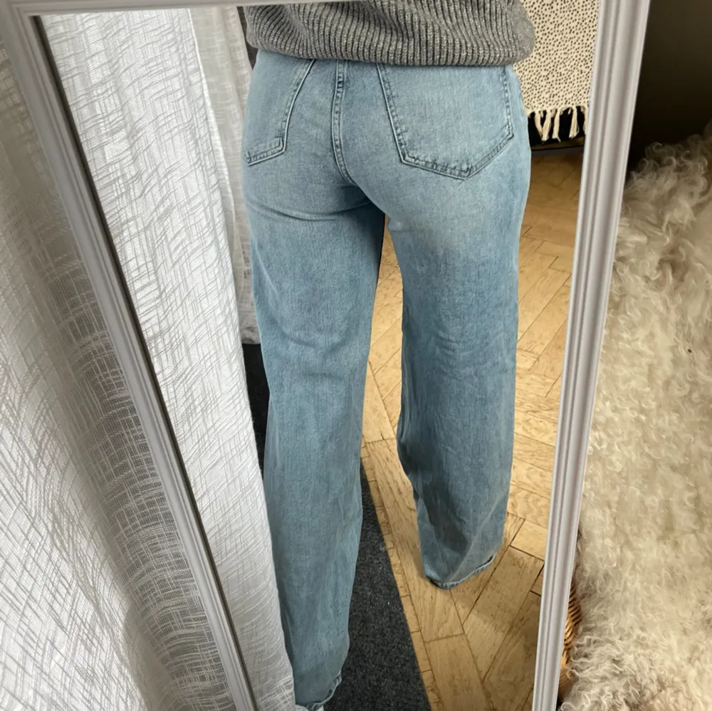 Fina ljusblåa jeans. De är ljusare än vad det ser ut som på bild 🥰 Sparsamt använda och fint skick. Har även dessa i storlek 34, skriv vilken av storlekarna du är intesserad av 🫶. Jeans & Byxor.