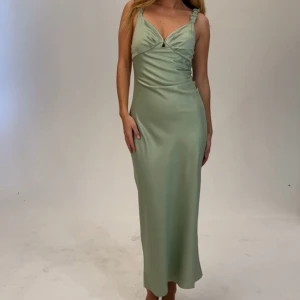 Grön klänning adoore - Grön klänning från adoore i satin! Superfin modell! Aldrig använd!  Priset kan diskuteras vid snabb affär.