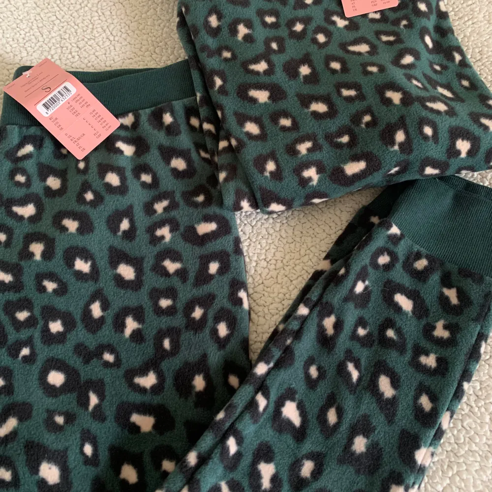 Lounge det / pyjamas set i grön leopardmönster från Hunkemoller. Storlek S i båda delar. Långärmad tröja och smala byxor i fleece material.. Tröjor & Koftor.