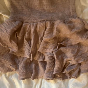 Volang kjol  - super fin mini volang kjol. Storleken på denna mini kjol är en S/M! Hör av er om ni undrar något om kjolen!🤗❤️