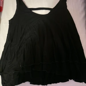 Linne - Tung och lyxig till materialet, dubbeltyg med ”volanger”