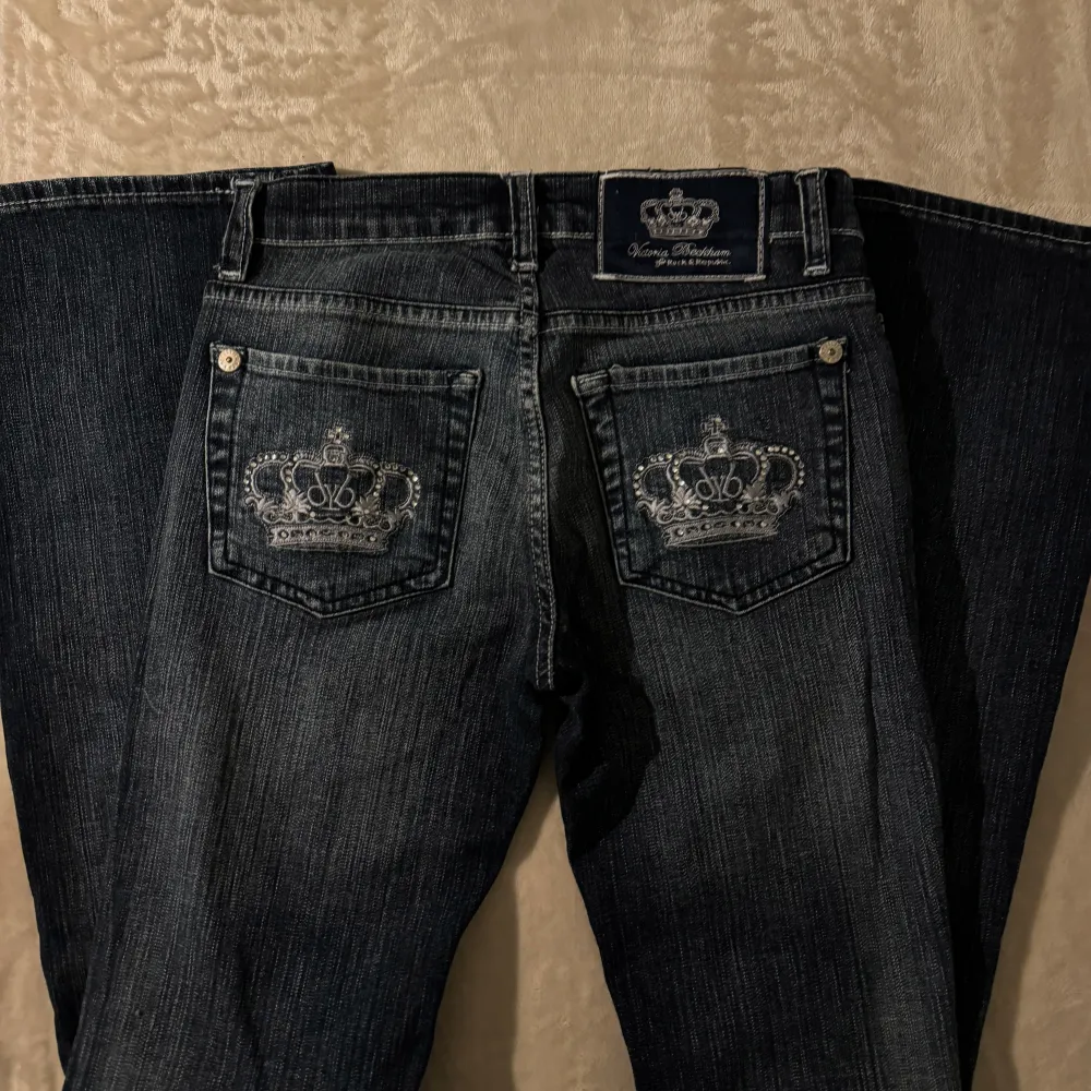 Superfina Victoria Beckham jeans i nyskick! Passar lägmidjat och bootcut. Kan skicka fler bilder och även mått! Kolla gärna min profil da jag lägger upp mycket liknande 💛. Jeans & Byxor.